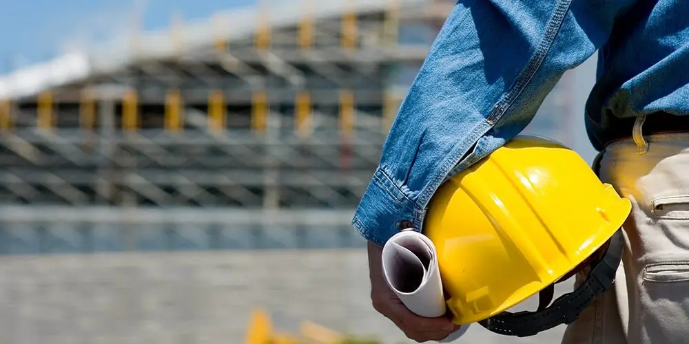 Ingeniero observando una construcción